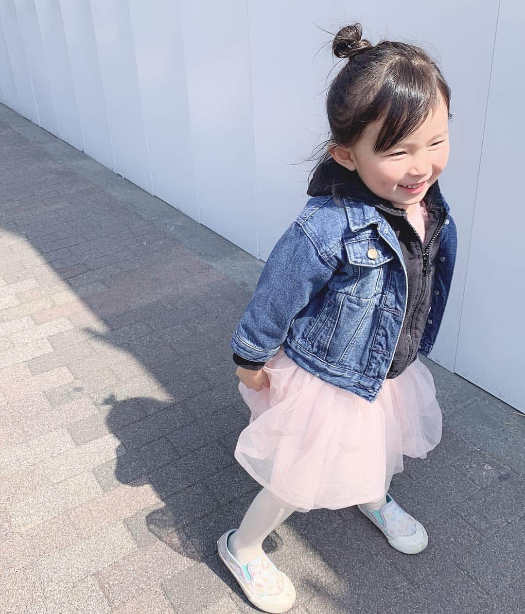 神谷美伽さんのインスタグラム写真 - (神谷美伽Instagram)「バレエ教室の帰り道♡写真をたくさん撮らされた😂女の子っぽくなってきたなー。レオタードのふわふわが可愛い🐶４０分の待ち時間が微妙に少なくて時間を潰すのが難しいなー。。 #姉妹#お姉ちゃん #３歳 #女の子#バレエ」4月6日 15時51分 - mikakamiya14