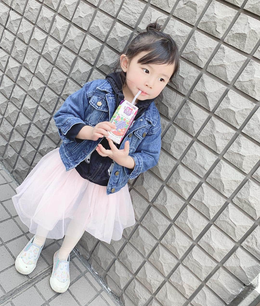 神谷美伽のインスタグラム：「バレエ教室の帰り道♡写真をたくさん撮らされた😂女の子っぽくなってきたなー。レオタードのふわふわが可愛い🐶４０分の待ち時間が微妙に少なくて時間を潰すのが難しいなー。。 #姉妹#お姉ちゃん #３歳 #女の子#バレエ」