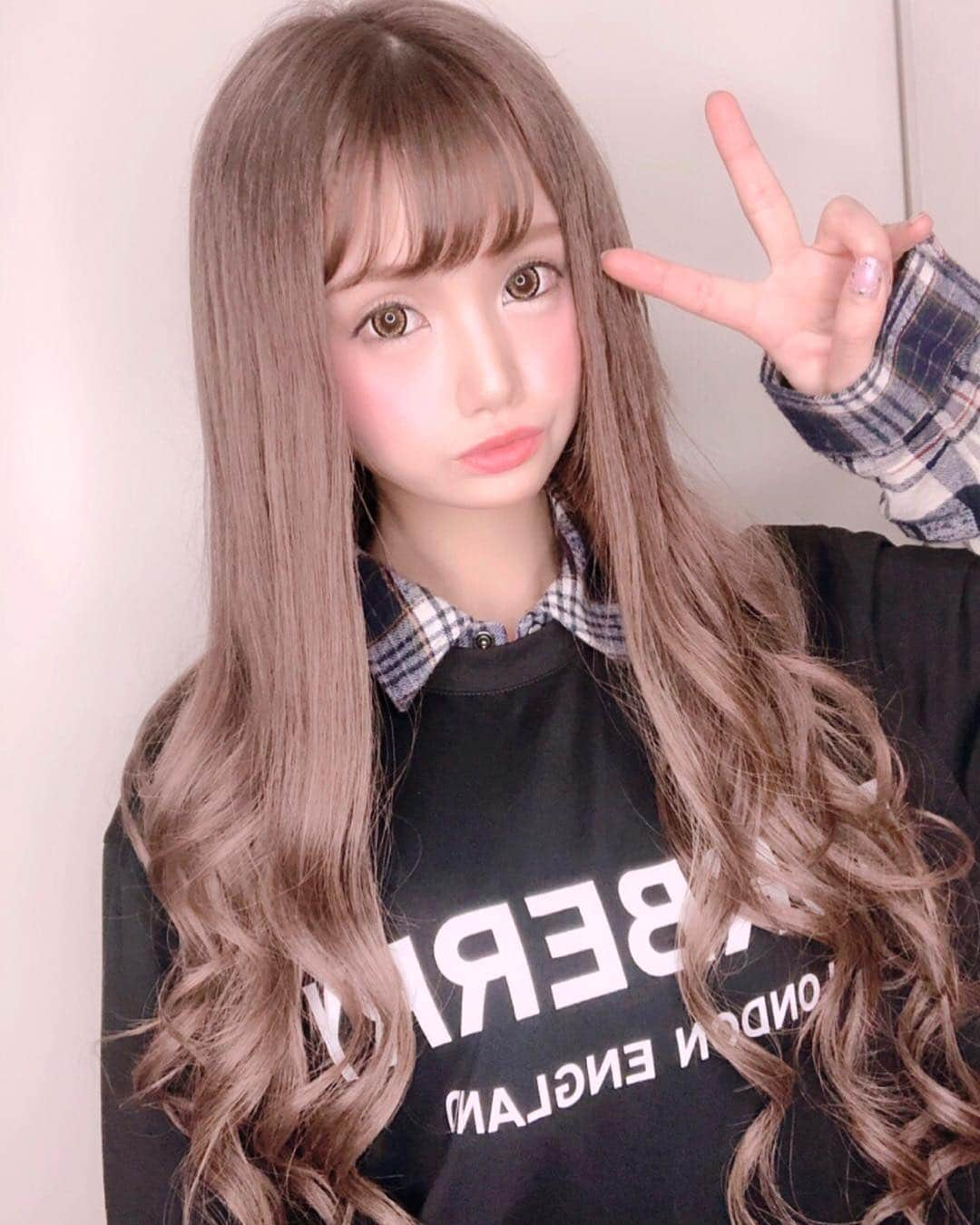 みもれもんさんのインスタグラム写真 - (みもれもんInstagram)「tiktok👉 きょうのよるイチナナ配信しよ〜っと📱20時前後ですぅ。 ・ ・  #イメチェン #ロングヘアー #エクステ #金髪 #インスタグラビア #ootd #fashion #make #burberry  #オシャレグラビア  #ファインダー越しの私の世界  #タレント #モデル  #みもれ #tiktok #イチナナ」4月6日 15時52分 - mimore_mon0929