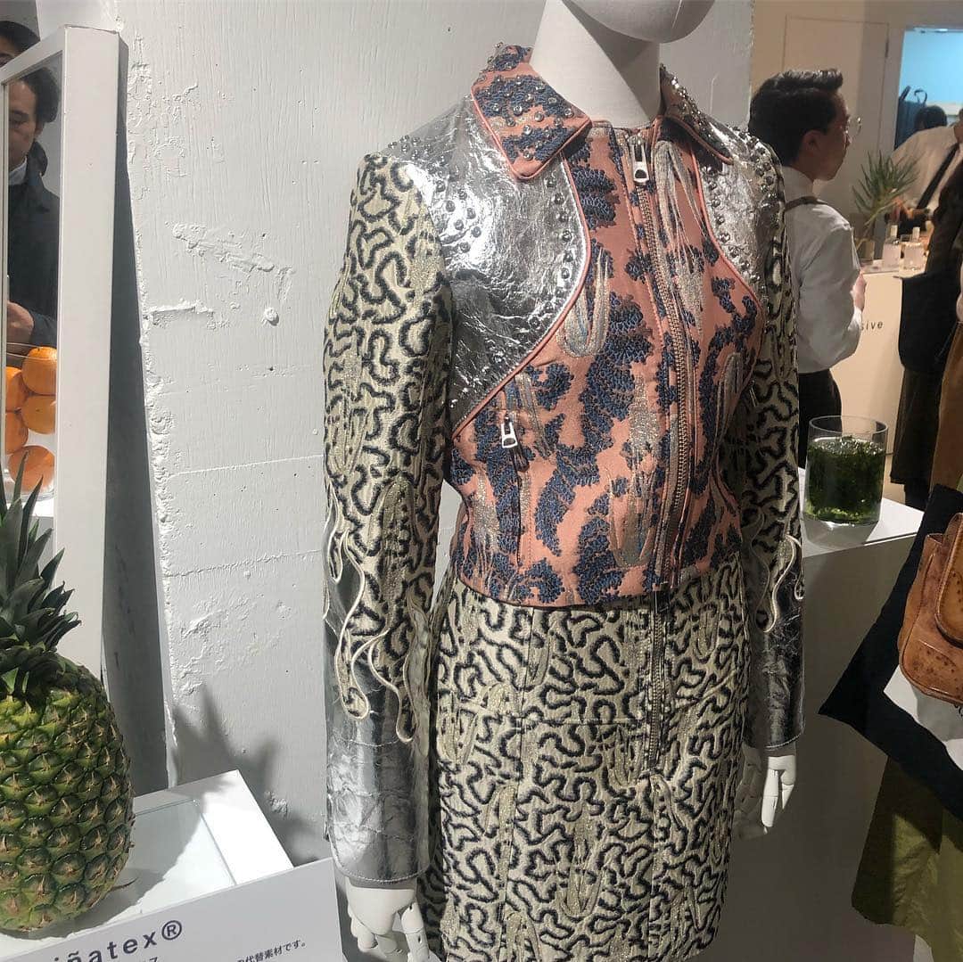 高月彩良さんのインスタグラム写真 - (高月彩良Instagram)「H&M CONSCIOUS EXCLUSIVE collection 2019  @hm のこのお洋服達は、パイナップルの葉🍍や、オレンジの皮🍊をリサイクルして作られたアイテムで、洋服の素材感を指先の感触で触れてみたら、本当にリサイクルして作られたものなの！？と思うほど、触り心地が良く柔らかかった。なんか、もっともっと洋服が好きになった。  #HMCONSCIOUSEXCLUSIVE」4月6日 15時56分 - sara_takatsuki_official