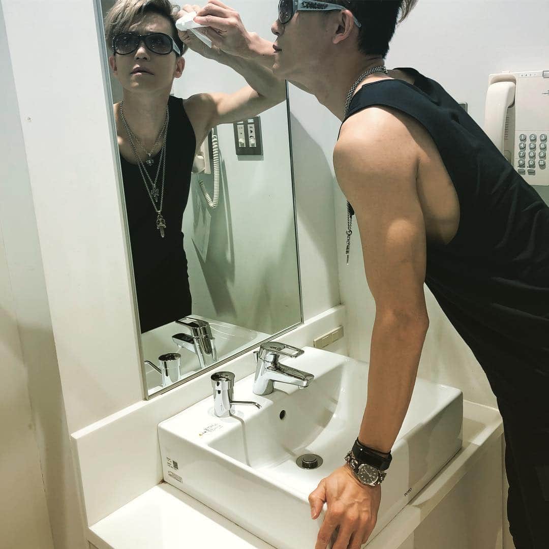 SHINPEIさんのインスタグラム写真 - (SHINPEIInstagram)「リハーサルを終えたSHINPEI。﻿ ﻿ 鏡の前でヘアメイクをチェックしているのか﻿ ﻿ と思いきや！﻿ ﻿ 鏡についた水滴やホコリを掃除している﻿ ﻿ 家事ギタリストは今日も準備万端です。﻿ ﻿ #日本掃除能力検定 #掃除検定 #掃検」4月6日 15時56分 - shinpei_breakerz