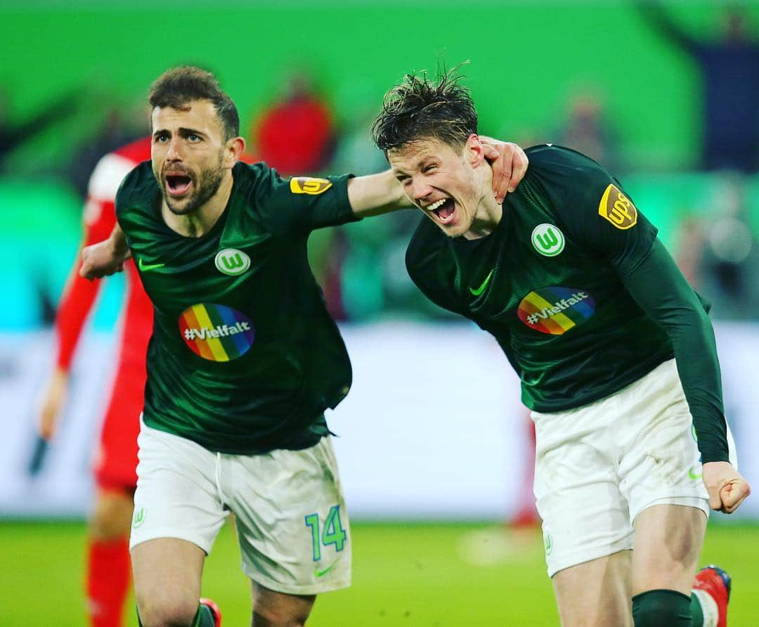 VfLヴォルフスブルクさんのインスタグラム写真 - (VfLヴォルフスブルクInstagram)「Spieltag! Heute wollen wir euch wieder so jubeln sehen! 🙌🏻💚 #vflwolfsburg #wobh96 #immernurdu #bundesliga #arbeitfussballleidenschaft」4月6日 15時57分 - vfl.wolfsburg