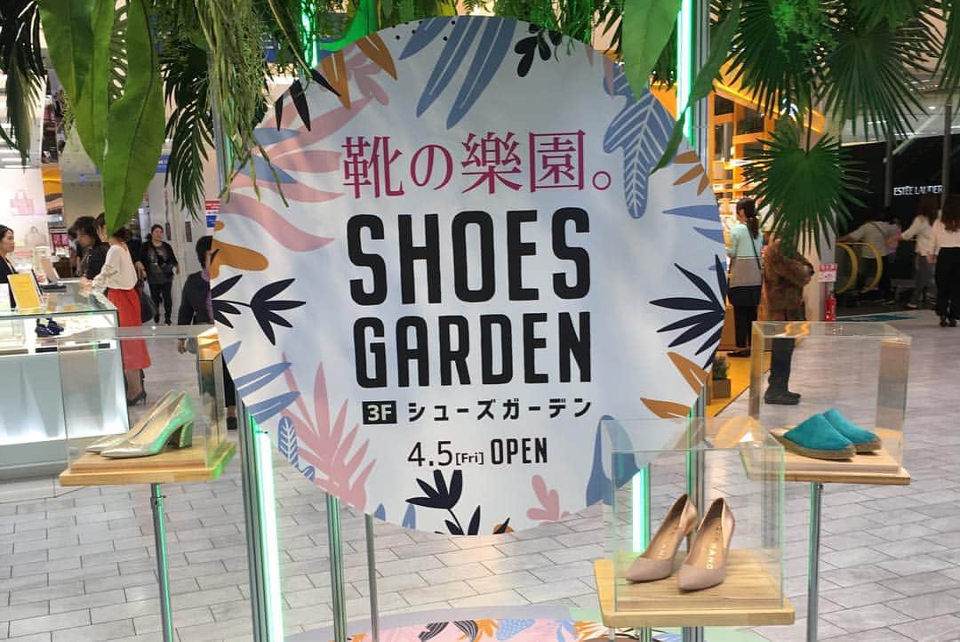 be-o編集部さんのインスタグラム写真 - (be-o編集部Instagram)「こんにちは！  もうすっかり暖かくなりましたね！ 4月5日からリフレッシュオープンしたりうぼうのシューズガーデンに行ってきました！👠👡 ３階に売り場を移し広さはなんと約1.5倍に！それにあわせておしゃれなインポート商品の強化や、今までなかったスニーカー売り場が登場👟✨ 3D計測器Flic fitは約20秒程乗るだけで自分の足にフィットする靴を見つけてくれるとか！ 今後も定期的にイベントを開催するとのことなのでぜひ遊びに行ってみてください♪ #beautyokinawa #beauty #okinawa #ビオ #シューズ #シューズガーデン #パンプス女子 #パンプス #パンプスコーデ #スニーカー #スニーカー女子 #スニーカーコーデ」4月6日 15時59分 - beo.okinawa