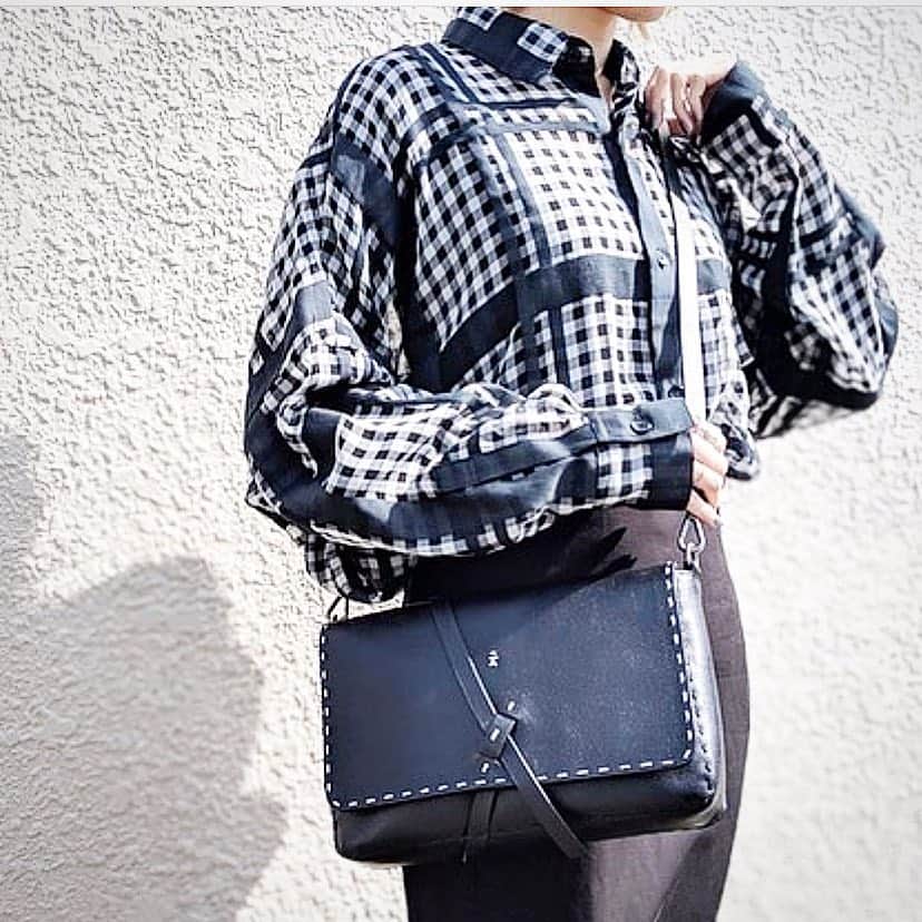 エンリーベグリンのインスタグラム：「Good morning to everybody.... repost @parqs #henrybeguelin#handmade#accessories#vegetaltannedleather#bag#dolcezza#patch#lux#black#color#parqs#」