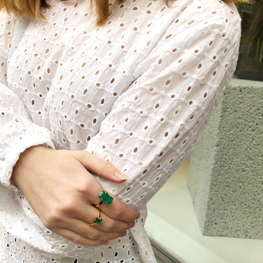 のインスタグラム：「Sophia Roe designed this ring originally in sterling silver to compliment her minimalistic style. We love the gold plated version too, and the big and small green Agate compliment each other beautifully💚 #sophiaroeforcarre #carrejewellery」