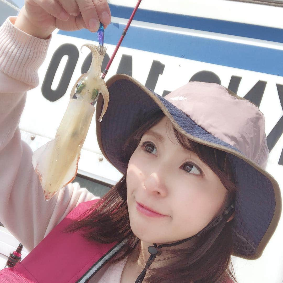 井上直美さんのインスタグラム写真 - (井上直美Instagram)「今日はちっこいマルイカちゃんに遊んでもらいました♪  #釣り  #釣りガール  #マルイカ  #大和丸  #アルファタックル  #サンヨーナイロン  #井上直美  #なおチンぎょ」4月6日 16時01分 - naochingyo