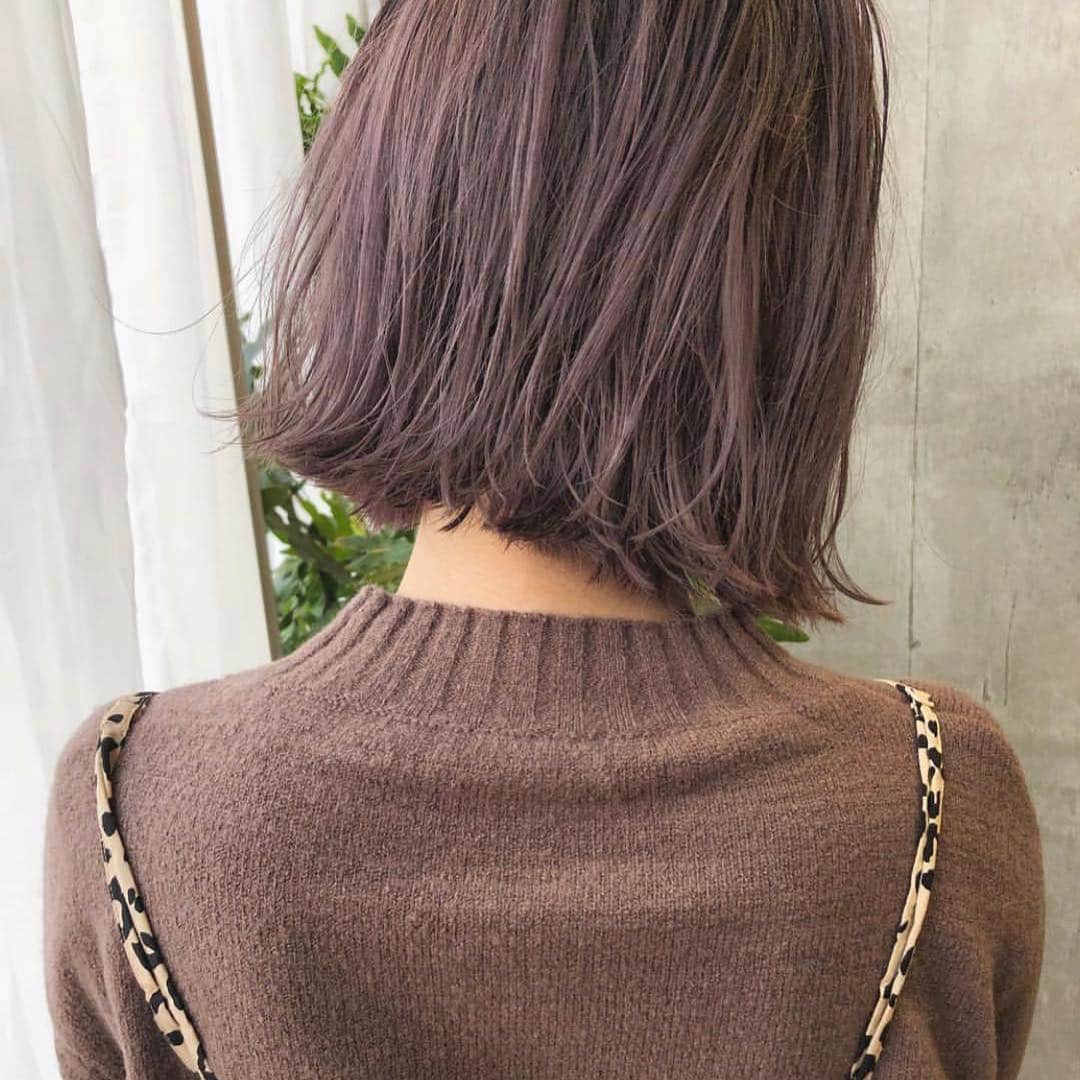 カワシリアツシのインスタグラム：「ピンク可愛い🌸 ・ ・ ・ ・ブリーチの回数がわからない。 ・値段が気になる。 ・ダメージが心配。など なんでもご気軽にご相談ください😊 ・ ご予約やご相談はURLもしくはDM・LINEにてお待ちしております🙆‍♂️ ・ ・ ・ ご予約はトップページURLをクリック😊 もしくはDMください✉️ ・ ネットで×になってても お取りできるお時間もございますので、 ご気軽にご相談ください🙆‍♂️ ・  #アディクシー #イルミナカラー  #外国人風カラー #ミニボブ #切りっぱなしボブ #ハイライト #外ハネ #グラデーション #外国人風 #ポートレート #美容室 #美容院 #美容学生 #撮影 #東京 #渋谷  #ショートヘア #グレージュ  #ブルージュ #ブリーチ #portrait #フィルムカメラ #hairstyle #ショートカット #haircolor #ハイトーン #데일리룩 #时尚 #แฟชั่น#デジキュア」