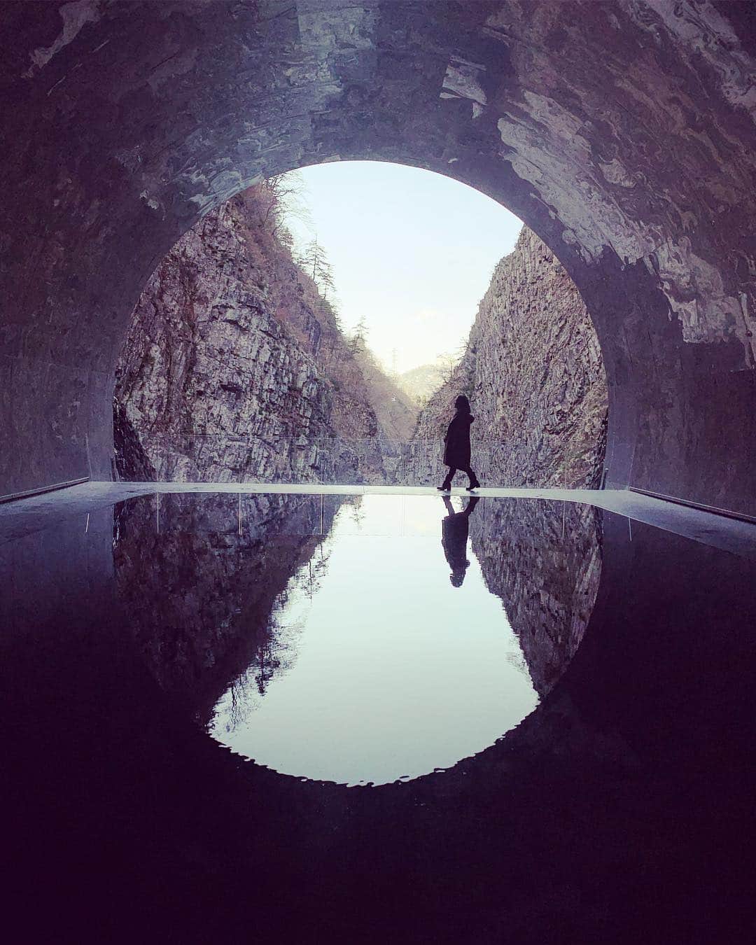 のインスタグラム：「. Light Cave 光の洞窟  水盤鏡にうつる 幻想的な無限の幻影  #清津峡渓谷」