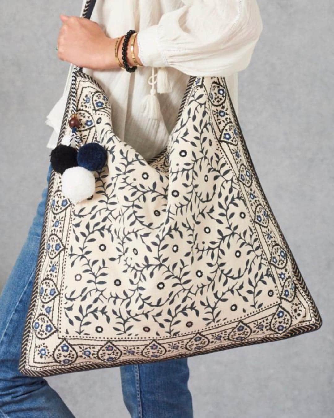 スターメラのインスタグラム：「Simply amazing! ⭐️ JENYA HOBO TOTE  For a perfect understated hippie style  this bag will easily fit anything from beach towels to every day essentials. . . . . . . . . . . #starmelabags #starmela#love#perfectbeachbag #london#india#handcrafted #traditionalhandcraft #starmelauk#travellover#travel#naturalprint#naturalfabrics #jadore#ss19#summerallyear #summerallyearround #hippiechic#hautehippie #」