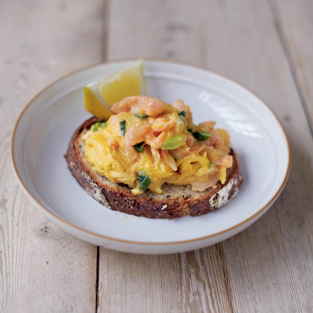 ジェイミー・オリヴァーさんのインスタグラム写真 - (ジェイミー・オリヴァーInstagram)「Scrambled eggs for brekkie, 4 ways 👉👉👉 1) Smoked salmon & spring onion eggs 2) Spinach, Parmesan & chilli eggs 3) Tomato, cheese & basil eggs 4) Mushroom & marmite eggs  Which eggs take your fancy?? P58 in Everyday Super Food.」4月6日 16時25分 - jamieoliver