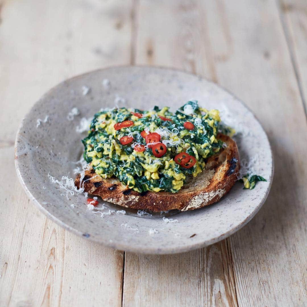 ジェイミー・オリヴァーさんのインスタグラム写真 - (ジェイミー・オリヴァーInstagram)「Scrambled eggs for brekkie, 4 ways 👉👉👉 1) Smoked salmon & spring onion eggs 2) Spinach, Parmesan & chilli eggs 3) Tomato, cheese & basil eggs 4) Mushroom & marmite eggs  Which eggs take your fancy?? P58 in Everyday Super Food.」4月6日 16時25分 - jamieoliver