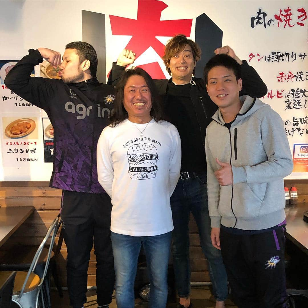 中村友也のインスタグラム：「vs #鹿児島レブナイズ  勝ち🏀✨ 明日も🔥 応援ありがとうございました🙆‍♂️ 勝利の後は #焼肉タイガーアイ で食事🍴 ‪#Bリーグ #Bリーグ観戦 #B3リーグ #東京サンレーヴス ‬ #サンレーヴス #tokyocinqreves  #REBORN #プロバスケットボール #プロバスケ #basketball #🏀 #タイガーアイ #焼肉 #調布 #感謝」