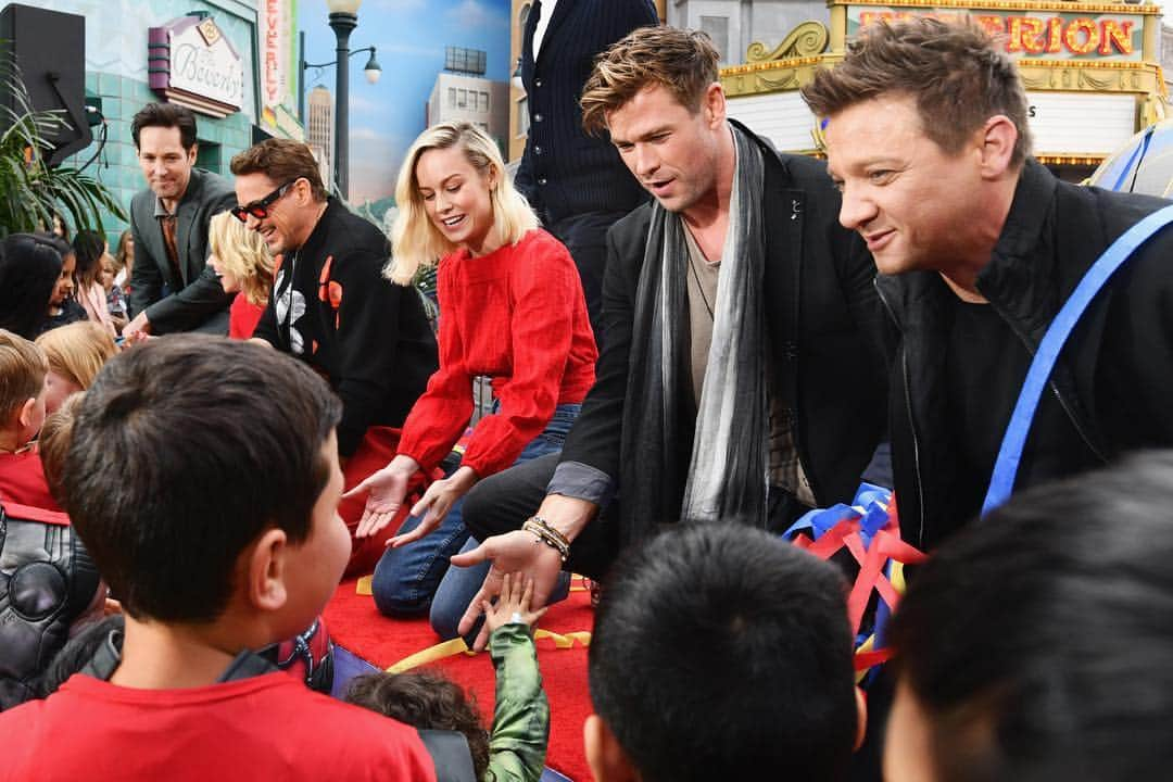 Walt Disney Studiosさんのインスタグラム写真 - (Walt Disney StudiosInstagram)「The stars of Marvel Studios’ #AvengersEndgame assembled at Disney California Adventure Park today for Avengers #UniverseUnites!」4月6日 7時35分 - disneystudios