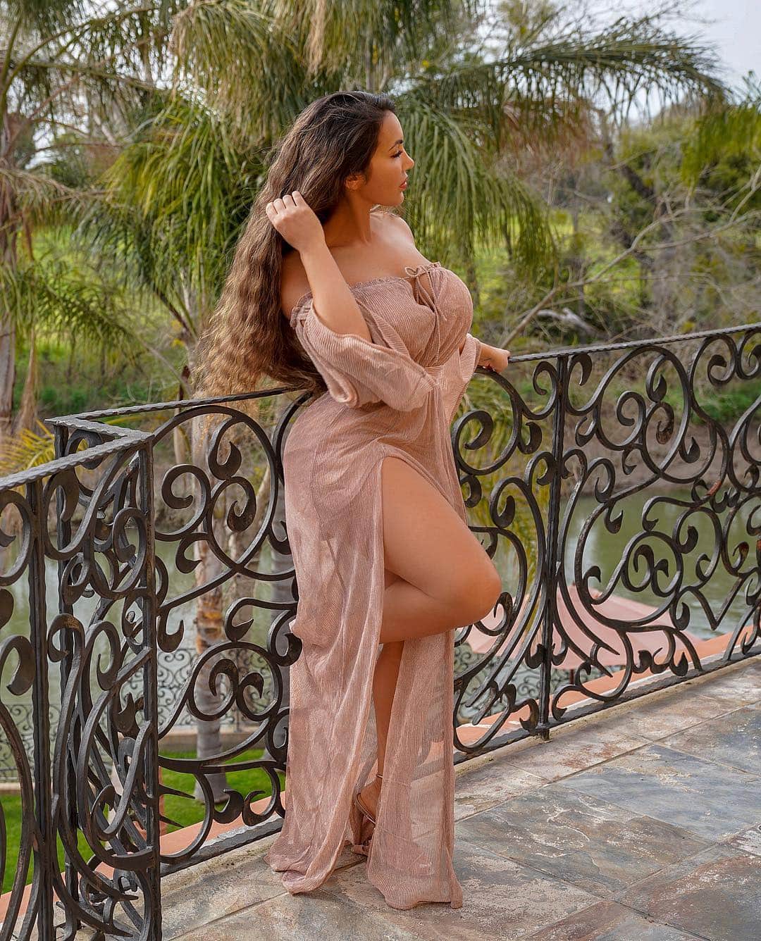 Aylen Aのインスタグラム：「Peace is the beauty of life...🦋 dress @fashionnova」