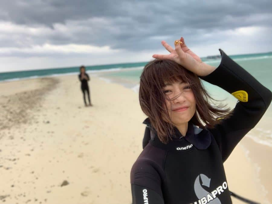 古川真奈美さんのインスタグラム写真 - (古川真奈美Instagram)「.﻿ .﻿ 幻の島へ🏖﻿ ﻿ 曇り空で風強すぎて😂😂🌪﻿ ﻿ ﻿ しかしめっちゃ綺麗だったーー😍❤️晴れだとここもっと綺麗なんだろうな〜☺️💓﻿ ﻿ ﻿ #幻の島  #石垣島 ﻿ #instagood  #instadiary ﻿ #instalike #instamood ﻿ #ow #instapic #instaphoto﻿ #girl　#follow #followme  #gravure  #japanesegirl  #selfies  #インスタグラビア﻿」4月6日 7時44分 - mana_0619