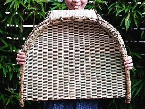 竹虎さんのインスタグラム写真 - (竹虎Instagram)「この日置の箕を良くご覧いただきますと上半分と下半分の編み込みで色合いが違うのがお分かりいただけますでしょうか？ . 青く見える下半分の部分は蓬莱竹の表皮部分を上側に向けて編み込んでいます。上半分、つまり箕の手元近くは反対に竹ヒゴを裏返しです、こうする事によって選別する穀物類の滑りが良いように使い手の事を良く考えて工夫されているのです。 . これは全国的に見られるゴザ目編み箕の細工ですが、竹表皮を使う編み幅はマチマチです。藤箕の場合などは先端部分少し、手元側に少しだけ竹表皮を使っています。その地域で生産される農産物の違いであったり、農家さんの細かい注文に対応してその都度編まれたのだと思います。 . #竹虎 #虎斑竹専門店竹虎 #山岸竹材店 #竹虎四代目 #TAKETORA #竹屋 #竹製品 #竹細工 #竹工芸 #竹 #bamboo #虎竹 #真竹 #青竹 #白竹 #淡竹 #孟宗竹 #箕 #日置箕 #藤箕 #ゴザ目編み #竹皮 #職人技」4月6日 7時42分 - taketora1894