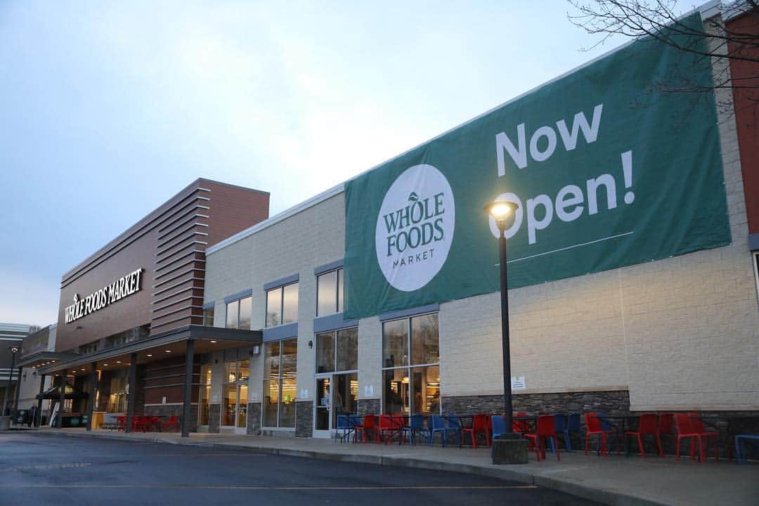Whole Foods Marketさんのインスタグラム写真 - (Whole Foods MarketInstagram)「This week we opened our 499th (!) store in Commack, NY -- our 4th location on Long Island! The 45,000 square-foot store offers a large selection of locally-sourced products including @treathouseny, @kingscoastcoffee, and @coastalcraftkombucha, a full-service @allegrocoffee Coffee and Juice Bar, and natural and organic grocery items. Our Pizza Parlor restaurant serves fresh pizza from a wood-burning oven, antipasti, hearth-roasted main and side dishes. We’re open daily from 8a.m. to 10p.m., come stop by! 👋 #wholefoodsmarketcommack」4月6日 7時54分 - wholefoods