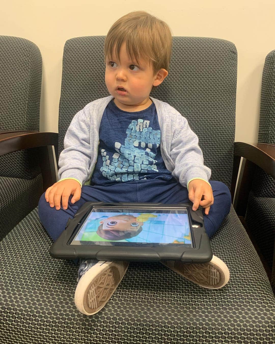 のインスタグラム：「When I’m waiting to see Dr Vadmal @sbc_derm do we watch #babyshark or something else on the iPad? Decisions by Ozzie 😆 #myson #16monthsold #ozzie #oswald」