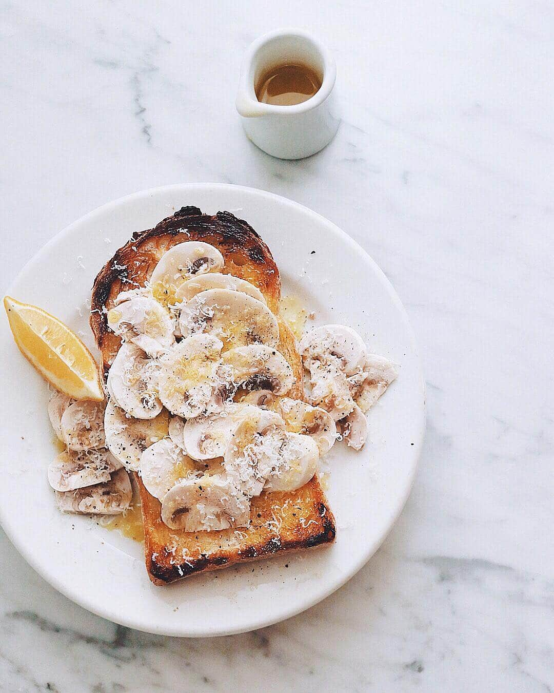 樋口正樹さんのインスタグラム写真 - (樋口正樹Instagram)「Mushroom Toast . 今朝のトーストは マッシュルームの フレッシュサラダ。 . 味付けは塩、胡椒、 レモン、粉チーズ、 オリーブオイルで。 . パンは、 タカキベーカリー 石窯イギリスパン。 トーストしてから、 バター塗ってます。 @takaki_bakery_official . . #マッシュルームトースト #マッシュルームサラダ #マッシュルーム #サラダトースト #朝ベジトースト #タカキベーカリー #石窯パン #イギリスパン #パン部 #朝ごはん #朝ごパン #パンスタグラム #パン大好き #パン好きな人と繋がりたい #朝ごはん部 #トーストアレンジ #トースト #網焼きトースト #網焼き #mushroom #mushroomsalad #mushroomtoast #toast #GoodmorningGoodbreakfast」4月6日 8時04分 - higuccini