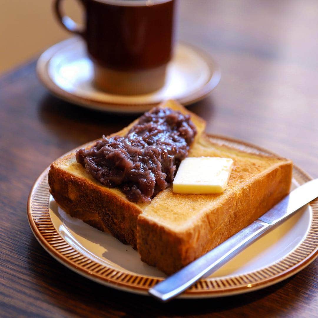 きょん。さんのインスタグラム写真 - (きょん。Instagram)「. .  コホロ  今年も始まった ＜朝の喫茶室＞。 8ヶ月ぶりに あんバターorジャムの 選択肢に迫られたけど あいも変わらず あんバター。  金・土・日限定 です☀︎ #コホロ #breakfast#osaka#coffee」4月6日 8時20分 - kyon_tokiiro