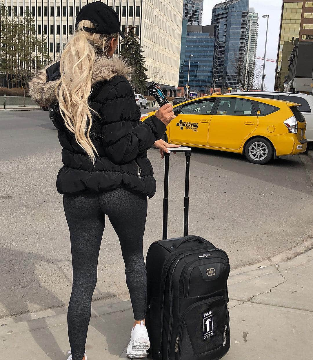 リンジー・ペラスさんのインスタグラム写真 - (リンジー・ペラスInstagram)「#ad TGIF! Just made it to Canada for a fun weekend of appearances! 🇨🇦 I’ve got my standard travel gear with me. My  #1stphorm carry-on luggage will cover me for the whole weekend. Seriously, all of my makeup, clothes and shoes are in this efficient little bag. I’ve also got my Level-1 protein bars (my favorite healthy travel snack) for a quick and healthy alternative to expensive airport food. I packed chocolate crunch and peanut butter lover flavors 🤤 Excited to make some new friends this weekend ✨ #1stphorm」4月6日 8時19分 - lindseypelas