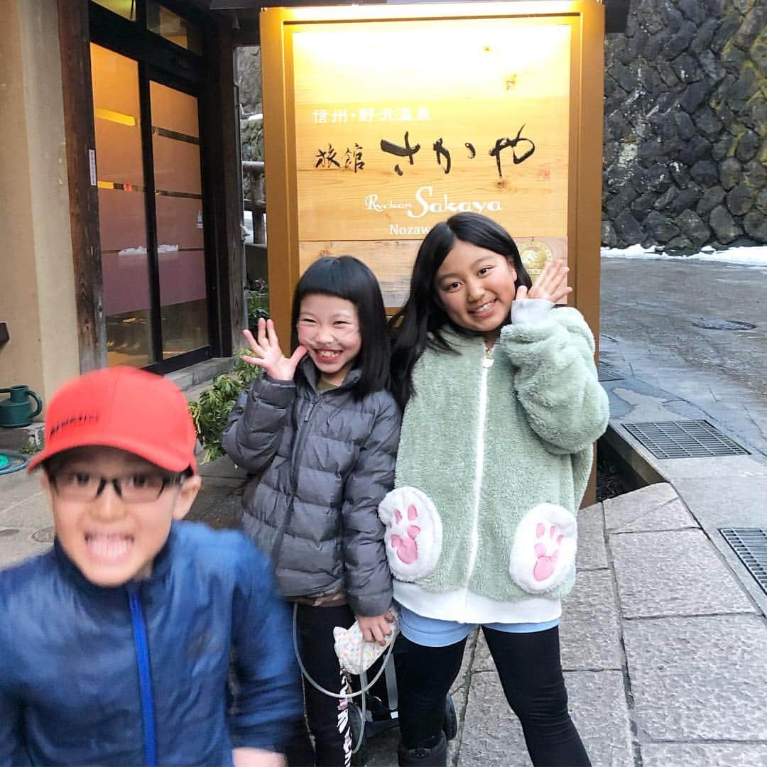 yukiさんのインスタグラム写真 - (yukiInstagram)「#春休み #milkaの旅 #野沢温泉 #happyを引き寄せる場所 #おかえりと言ってもらえる場所 #愛溢れる村 #さかや旅館 #パワースポット #デモ合宿 #東京都スキー連盟 おはようございます。  今週末は…長野にきまして。 野沢温泉にて大会の開会式に出て、 ちょうど、日本のトップスキーヤーの デモンストレーター合宿もやっていて 日本Top5巧い女性スキーヤーたちにも会え❤︎ 今朝は、志賀高原熊の湯スキー場の 研修会、検定会などのご挨拶にきました。 私はお仕事、みるかは大親友たちと春休み🌸」4月6日 8時21分 - milkayuki