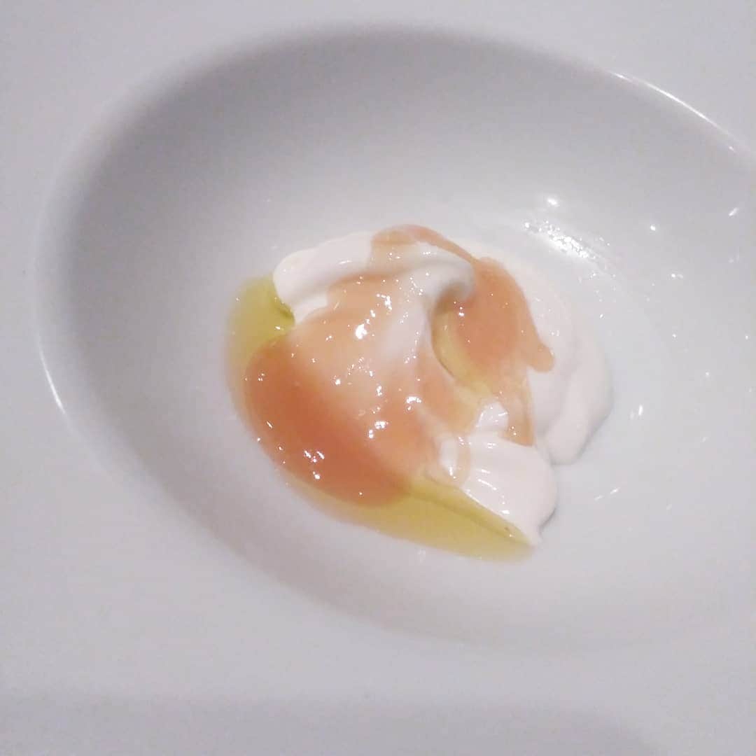 早川愛さんのインスタグラム写真 - (早川愛Instagram)「1枚目のこのスイーツ最高に美味しかった♡♡♡♡♡ ・  福岡のマスカルポーネに フランスのフランボワーズハニーとスペインのオリーブオイルをかけたもの♡♡♡ これ、いくらでもたべれる...♡♡♡ これだけ食べにいきたい♡♡♡え？笑 ・  もちろん名物のフォアグラクリスピーサンドも毎月変わるどのお料理もわくわくさせてくれてたのしくいただけました♡♡♡ ・  最後のりんご飴で写真を撮ろうって言ってたのに 想像と違って撮らなかった...笑 ・  あとこの紅焙のほうじ茶の香りが好きすぎて深呼吸～笑 ずっと吸っていたい！←なんだか怪しい響き。笑 この香水かディフューザーほしい！笑 ・  私はへとへとすぎてねむねむで目が半分ですが、最後にぱちり♡♡♡ ・ ・ ・  #めぐミシュラン  #めぐろぐ  #201904グルメ  #ラス #LAS #表参道 #表参道グルメ #表参道フレンチ」4月6日 8時27分 - megumegu_1006