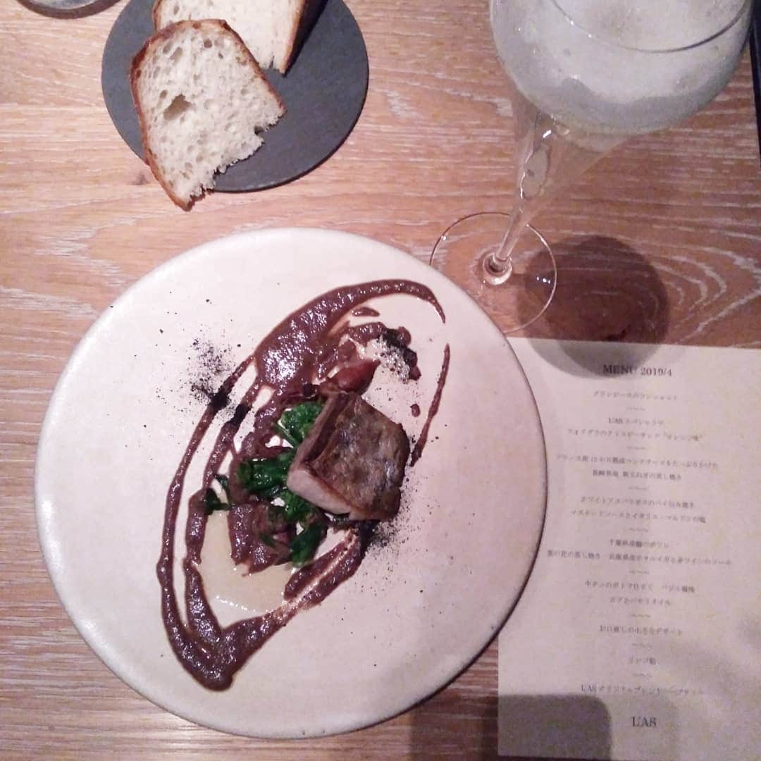 早川愛さんのインスタグラム写真 - (早川愛Instagram)「1枚目のこのスイーツ最高に美味しかった♡♡♡♡♡ ・  福岡のマスカルポーネに フランスのフランボワーズハニーとスペインのオリーブオイルをかけたもの♡♡♡ これ、いくらでもたべれる...♡♡♡ これだけ食べにいきたい♡♡♡え？笑 ・  もちろん名物のフォアグラクリスピーサンドも毎月変わるどのお料理もわくわくさせてくれてたのしくいただけました♡♡♡ ・  最後のりんご飴で写真を撮ろうって言ってたのに 想像と違って撮らなかった...笑 ・  あとこの紅焙のほうじ茶の香りが好きすぎて深呼吸～笑 ずっと吸っていたい！←なんだか怪しい響き。笑 この香水かディフューザーほしい！笑 ・  私はへとへとすぎてねむねむで目が半分ですが、最後にぱちり♡♡♡ ・ ・ ・  #めぐミシュラン  #めぐろぐ  #201904グルメ  #ラス #LAS #表参道 #表参道グルメ #表参道フレンチ」4月6日 8時27分 - megumegu_1006