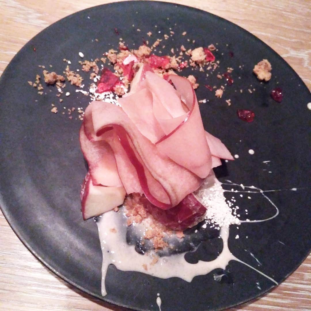 早川愛さんのインスタグラム写真 - (早川愛Instagram)「1枚目のこのスイーツ最高に美味しかった♡♡♡♡♡ ・  福岡のマスカルポーネに フランスのフランボワーズハニーとスペインのオリーブオイルをかけたもの♡♡♡ これ、いくらでもたべれる...♡♡♡ これだけ食べにいきたい♡♡♡え？笑 ・  もちろん名物のフォアグラクリスピーサンドも毎月変わるどのお料理もわくわくさせてくれてたのしくいただけました♡♡♡ ・  最後のりんご飴で写真を撮ろうって言ってたのに 想像と違って撮らなかった...笑 ・  あとこの紅焙のほうじ茶の香りが好きすぎて深呼吸～笑 ずっと吸っていたい！←なんだか怪しい響き。笑 この香水かディフューザーほしい！笑 ・  私はへとへとすぎてねむねむで目が半分ですが、最後にぱちり♡♡♡ ・ ・ ・  #めぐミシュラン  #めぐろぐ  #201904グルメ  #ラス #LAS #表参道 #表参道グルメ #表参道フレンチ」4月6日 8時27分 - megumegu_1006