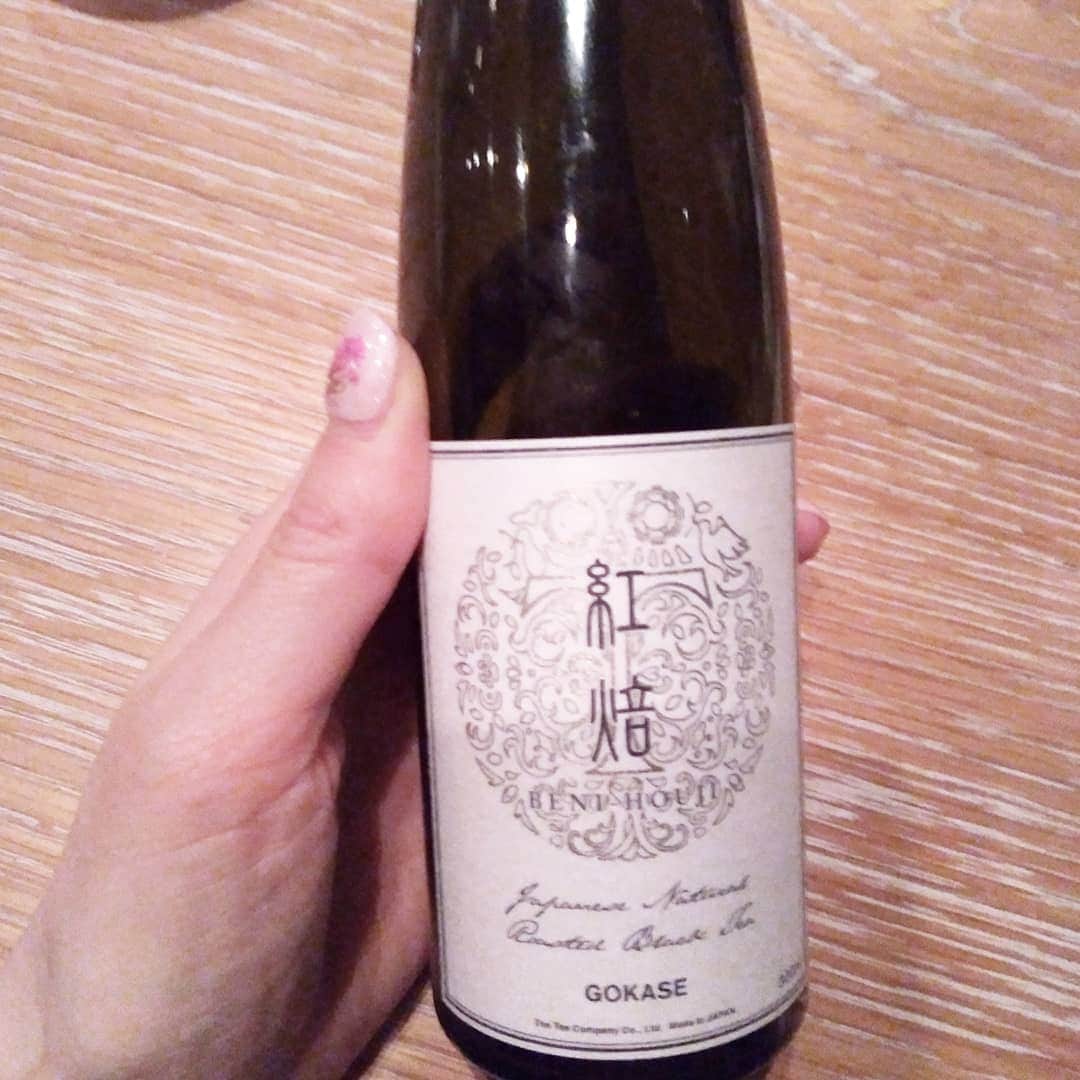 早川愛さんのインスタグラム写真 - (早川愛Instagram)「1枚目のこのスイーツ最高に美味しかった♡♡♡♡♡ ・  福岡のマスカルポーネに フランスのフランボワーズハニーとスペインのオリーブオイルをかけたもの♡♡♡ これ、いくらでもたべれる...♡♡♡ これだけ食べにいきたい♡♡♡え？笑 ・  もちろん名物のフォアグラクリスピーサンドも毎月変わるどのお料理もわくわくさせてくれてたのしくいただけました♡♡♡ ・  最後のりんご飴で写真を撮ろうって言ってたのに 想像と違って撮らなかった...笑 ・  あとこの紅焙のほうじ茶の香りが好きすぎて深呼吸～笑 ずっと吸っていたい！←なんだか怪しい響き。笑 この香水かディフューザーほしい！笑 ・  私はへとへとすぎてねむねむで目が半分ですが、最後にぱちり♡♡♡ ・ ・ ・  #めぐミシュラン  #めぐろぐ  #201904グルメ  #ラス #LAS #表参道 #表参道グルメ #表参道フレンチ」4月6日 8時27分 - megumegu_1006