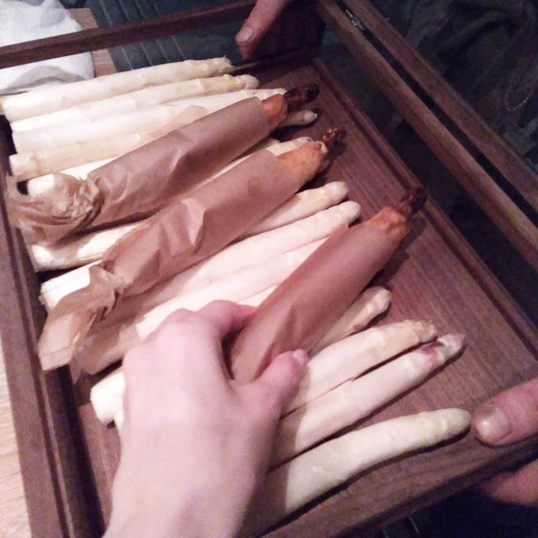 早川愛さんのインスタグラム写真 - (早川愛Instagram)「1枚目のこのスイーツ最高に美味しかった♡♡♡♡♡ ・  福岡のマスカルポーネに フランスのフランボワーズハニーとスペインのオリーブオイルをかけたもの♡♡♡ これ、いくらでもたべれる...♡♡♡ これだけ食べにいきたい♡♡♡え？笑 ・  もちろん名物のフォアグラクリスピーサンドも毎月変わるどのお料理もわくわくさせてくれてたのしくいただけました♡♡♡ ・  最後のりんご飴で写真を撮ろうって言ってたのに 想像と違って撮らなかった...笑 ・  あとこの紅焙のほうじ茶の香りが好きすぎて深呼吸～笑 ずっと吸っていたい！←なんだか怪しい響き。笑 この香水かディフューザーほしい！笑 ・  私はへとへとすぎてねむねむで目が半分ですが、最後にぱちり♡♡♡ ・ ・ ・  #めぐミシュラン  #めぐろぐ  #201904グルメ  #ラス #LAS #表参道 #表参道グルメ #表参道フレンチ」4月6日 8時27分 - megumegu_1006