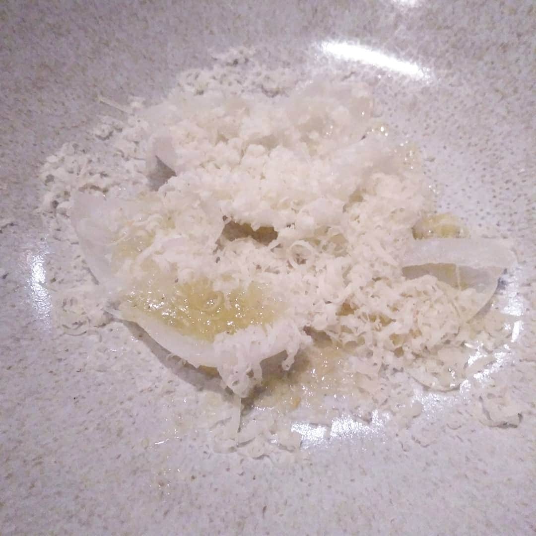早川愛さんのインスタグラム写真 - (早川愛Instagram)「1枚目のこのスイーツ最高に美味しかった♡♡♡♡♡ ・  福岡のマスカルポーネに フランスのフランボワーズハニーとスペインのオリーブオイルをかけたもの♡♡♡ これ、いくらでもたべれる...♡♡♡ これだけ食べにいきたい♡♡♡え？笑 ・  もちろん名物のフォアグラクリスピーサンドも毎月変わるどのお料理もわくわくさせてくれてたのしくいただけました♡♡♡ ・  最後のりんご飴で写真を撮ろうって言ってたのに 想像と違って撮らなかった...笑 ・  あとこの紅焙のほうじ茶の香りが好きすぎて深呼吸～笑 ずっと吸っていたい！←なんだか怪しい響き。笑 この香水かディフューザーほしい！笑 ・  私はへとへとすぎてねむねむで目が半分ですが、最後にぱちり♡♡♡ ・ ・ ・  #めぐミシュラン  #めぐろぐ  #201904グルメ  #ラス #LAS #表参道 #表参道グルメ #表参道フレンチ」4月6日 8時27分 - megumegu_1006