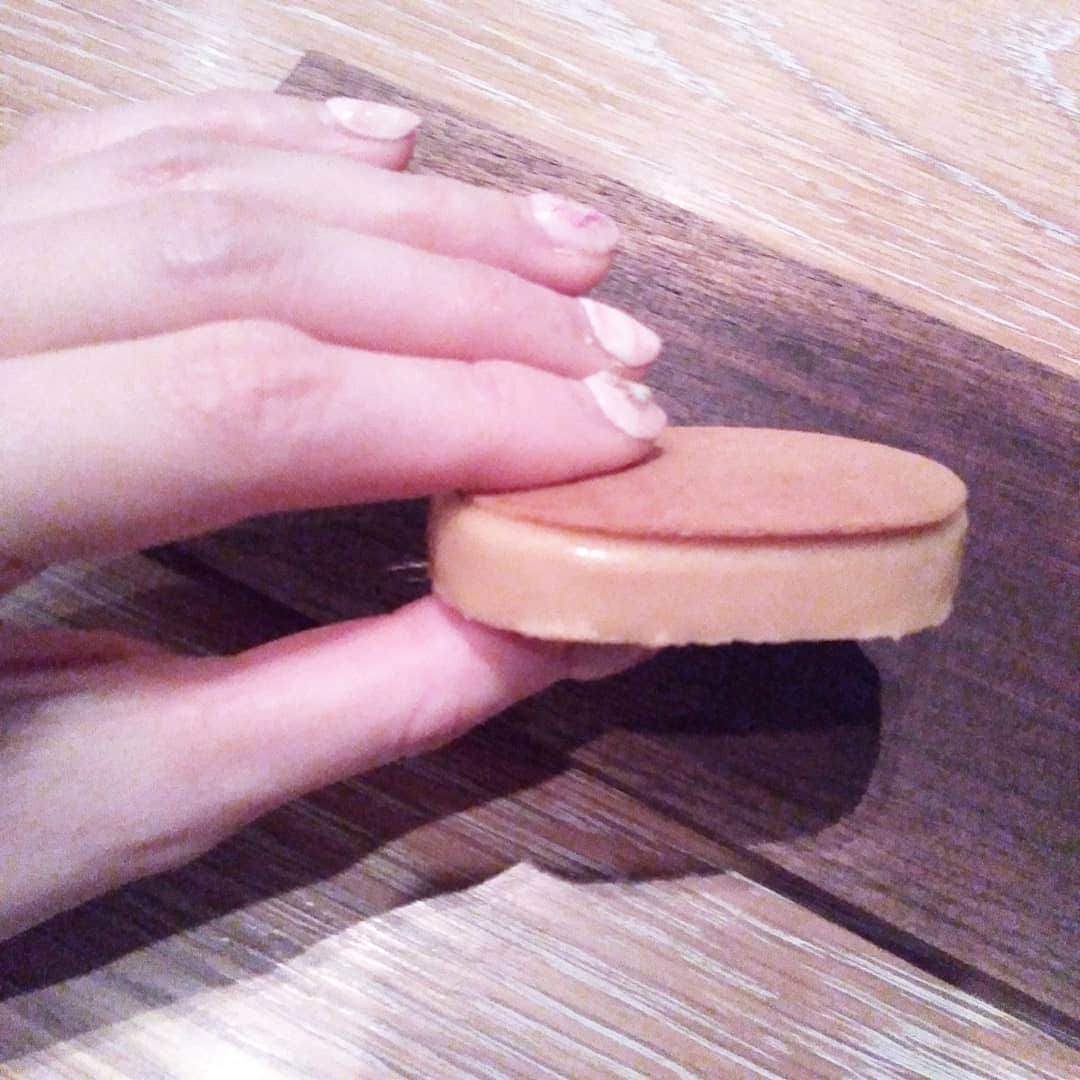 早川愛さんのインスタグラム写真 - (早川愛Instagram)「1枚目のこのスイーツ最高に美味しかった♡♡♡♡♡ ・  福岡のマスカルポーネに フランスのフランボワーズハニーとスペインのオリーブオイルをかけたもの♡♡♡ これ、いくらでもたべれる...♡♡♡ これだけ食べにいきたい♡♡♡え？笑 ・  もちろん名物のフォアグラクリスピーサンドも毎月変わるどのお料理もわくわくさせてくれてたのしくいただけました♡♡♡ ・  最後のりんご飴で写真を撮ろうって言ってたのに 想像と違って撮らなかった...笑 ・  あとこの紅焙のほうじ茶の香りが好きすぎて深呼吸～笑 ずっと吸っていたい！←なんだか怪しい響き。笑 この香水かディフューザーほしい！笑 ・  私はへとへとすぎてねむねむで目が半分ですが、最後にぱちり♡♡♡ ・ ・ ・  #めぐミシュラン  #めぐろぐ  #201904グルメ  #ラス #LAS #表参道 #表参道グルメ #表参道フレンチ」4月6日 8時27分 - megumegu_1006