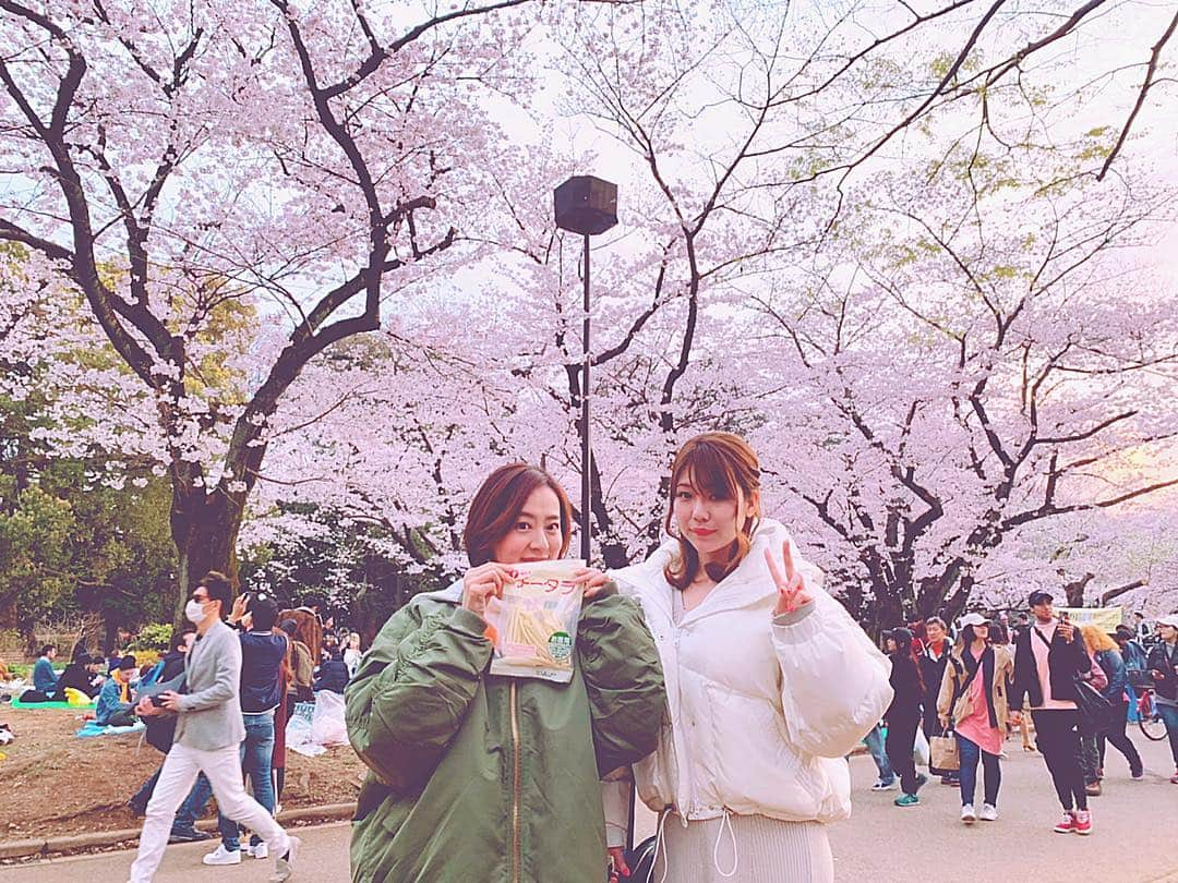 福田樹さんのインスタグラム写真 - (福田樹Instagram)「先週末のお花見🌸まだ寒かったのでモコモコ。笑 友達大勢集まって楽しかったな🎵 東京は今週末がラストかしら🤔 ※量多めのチータラ持ってますが、撮りましょうか？って言ってくれたお兄さんのものです笑笑 ・ #桜 #夕日 #綺麗 #お花見 #愉快な仲間たち #代々木公園 #春 #楽しかった #spring #cherryblossom #beautiful #japan #tokyo #friends #happy #holiday #enjoy #instagood #followme」4月6日 8時34分 - itsukifukuda