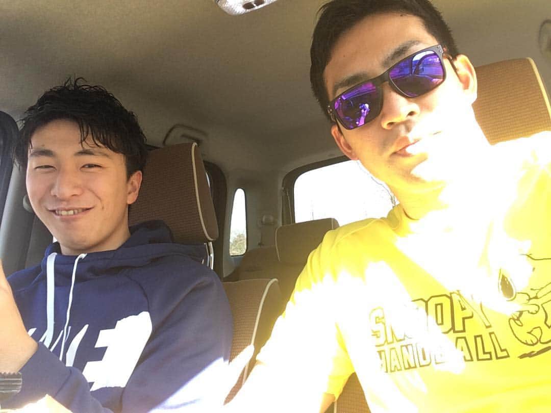 銘苅淳のインスタグラム：「高森と花見なう。 ビーレジェンドのプロテインバーを片手に、車の中から駐車場の桜を見る（笑）」