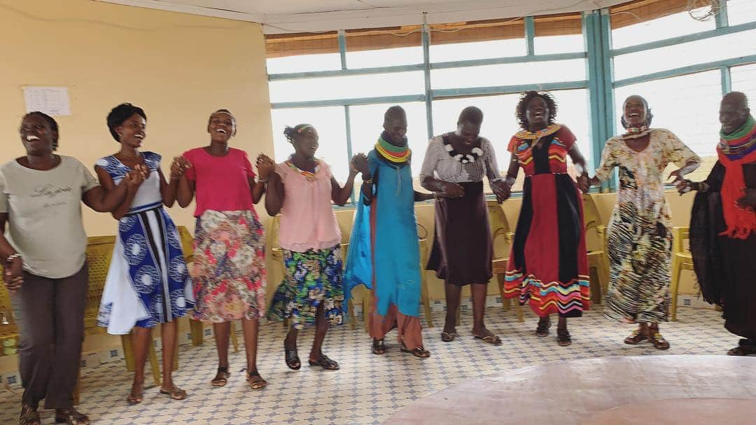 雅-MIYAVI-さんのインスタグラム写真 - (雅-MIYAVI-Instagram)「We had the opportunity to meet some women from the host community. Though there is still a gap between refugees and the host community, they are really supportive to coexist with refugees. We really thank and respect their generosity. 地元コミュニティの女性たちとの面談。まだまだ難民キャンプとの格差はあれど、協力的に政府と連携している地元住民の皆さんの寛大さに感謝。」4月6日 8時41分 - miyavi_ishihara