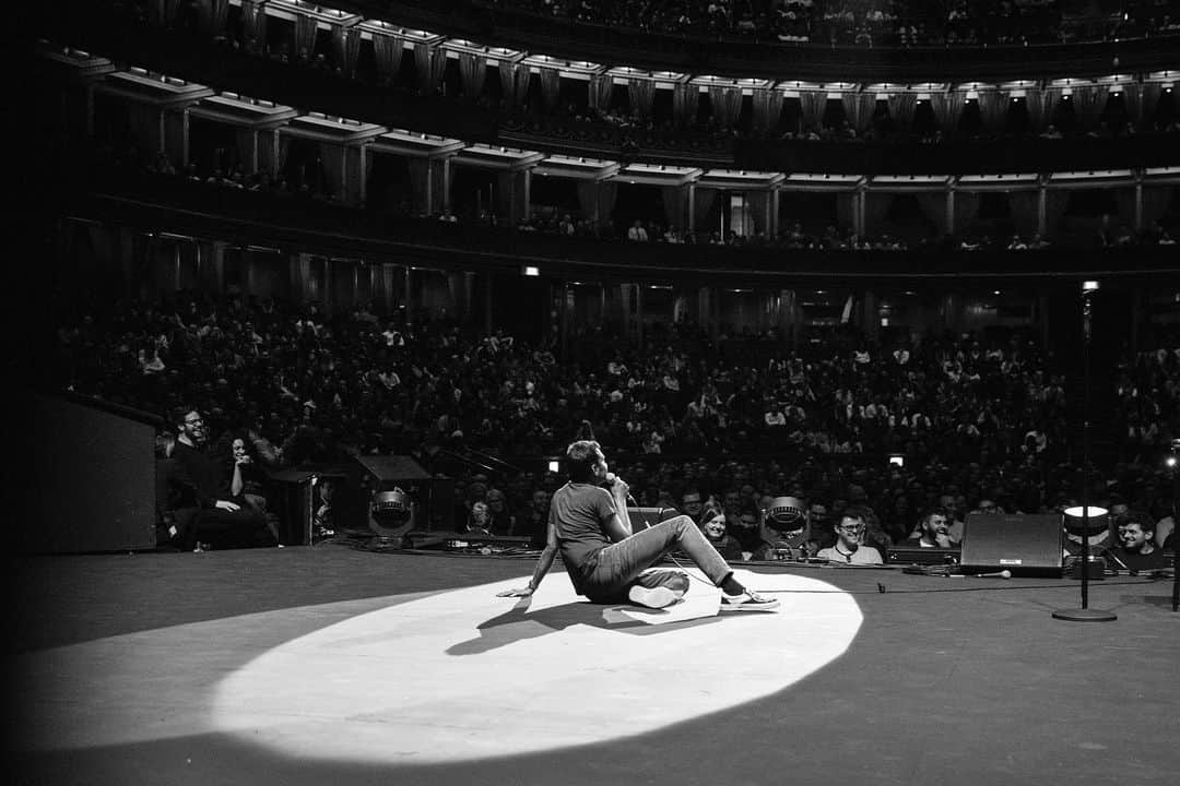 アジズ・アンサリさんのインスタグラム写真 - (アジズ・アンサリInstagram)「Royal Albert Hall is an incredible stage. Thanks everyone who came out in London. Photos by @norman__wong」4月6日 8時43分 - azizansari