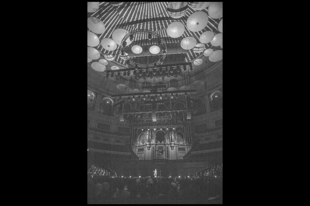 アジズ・アンサリさんのインスタグラム写真 - (アジズ・アンサリInstagram)「Royal Albert Hall is an incredible stage. Thanks everyone who came out in London. Photos by @norman__wong」4月6日 8時43分 - azizansari