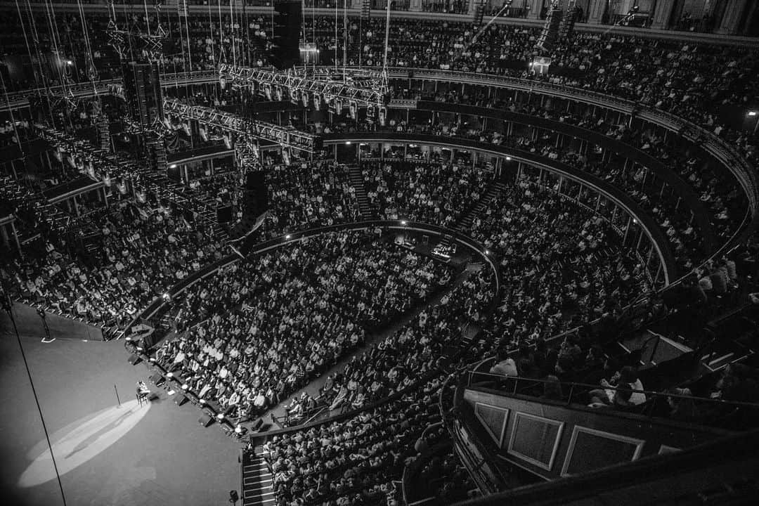 アジズ・アンサリのインスタグラム：「Royal Albert Hall is an incredible stage. Thanks everyone who came out in London. Photos by @norman__wong」