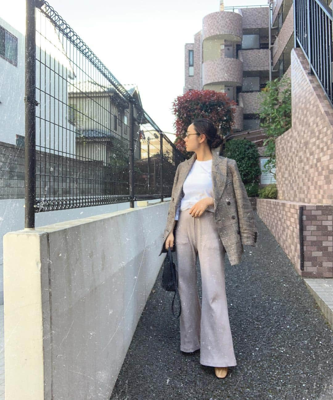 長屋なぎささんのインスタグラム写真 - (長屋なぎさInstagram)「outfit. . . outer: #cabana ( @gallardagalante ) tops: @fruitoftheloom  bottom: @mylanka_fsf  shoes: #oldceline bag: @hermes  このボトム、楽でさまになるから産前産後共に愛用中♡ _______________________________________ #outfit#fashion#casual #155cm#155cmコーデ#男の子ママ#ママコーデ」4月6日 8時54分 - nagisanagaya