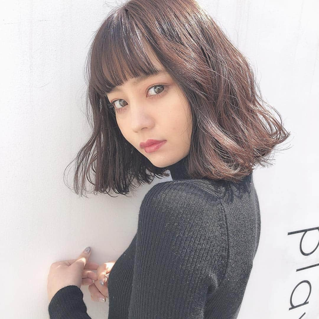 飛田彩さんのインスタグラム写真 - (飛田彩Instagram)「ラベンダーグレージュ＊ハイライト＊ウェーブボブ💗  来週は 月曜× 水曜11:30.16:00 木曜◎ 土曜15:30.16:00土曜はDMのみのご予約です！！ 土曜日は4月ほとんどご予約埋まっていますのでどうしてもいう方はDM下さい🐶💗 ✨ #初カラー#ハイライト#ラインボブ#ブルーグレージュ#グレージュ#ラベンダー#ラベンダーグレーアッシュ #小顔ショート#骨格カット#set#社会人#ラベンダーグレージュ」4月6日 8時47分 - tobiayatobi