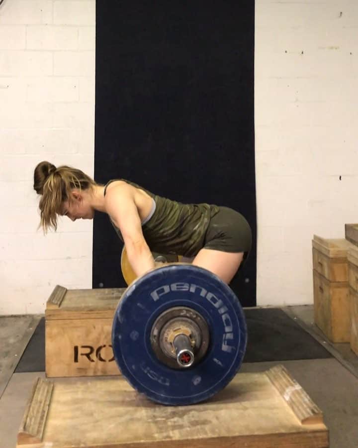 マッティ・ロジャーズのインスタグラム：「Been a WHILE since I’ve done any block work. Some people love them, I however feel like a fish out of water on them. Especially mid/high blocks. Just gettin some work in with some doubles and (finally) singles! I’m excited to be moving out of the triples & doubles after what feels like a loooooonnngggg volume block @roguefitness」