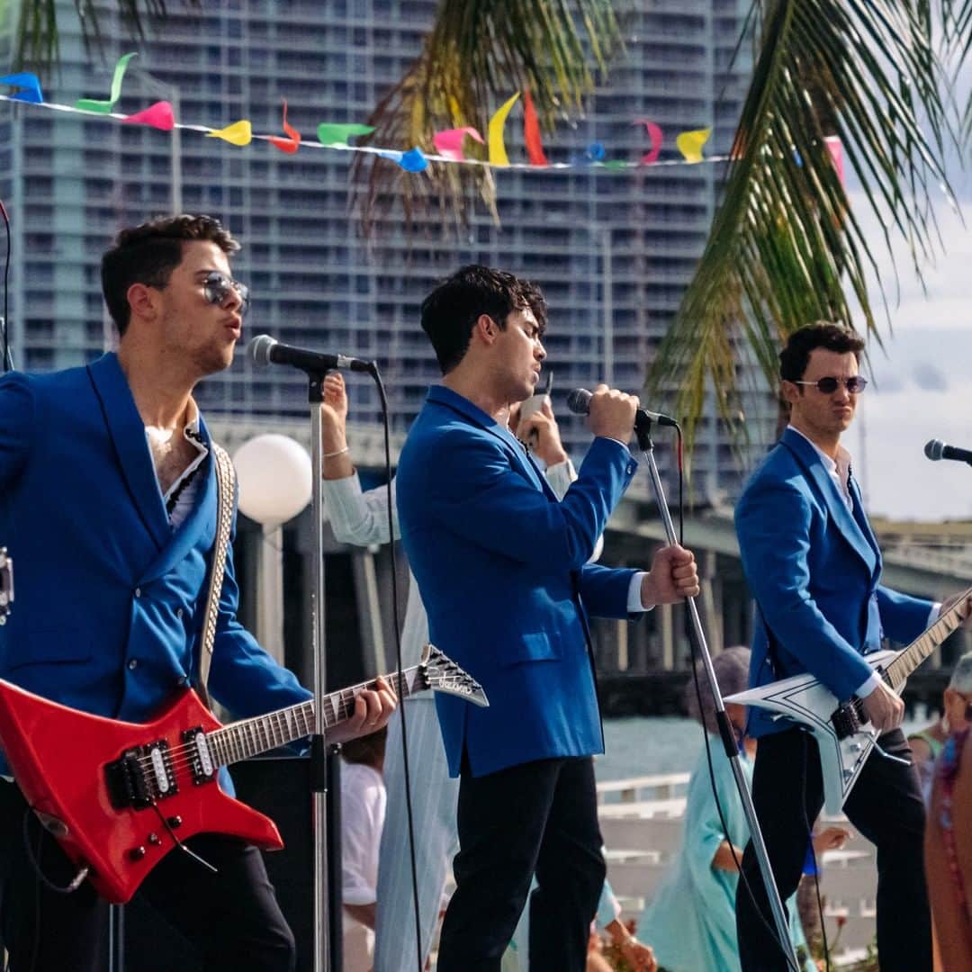 のインスタグラム：「Is it 🆒 if we share this @JonasBrothers photo real quick?」