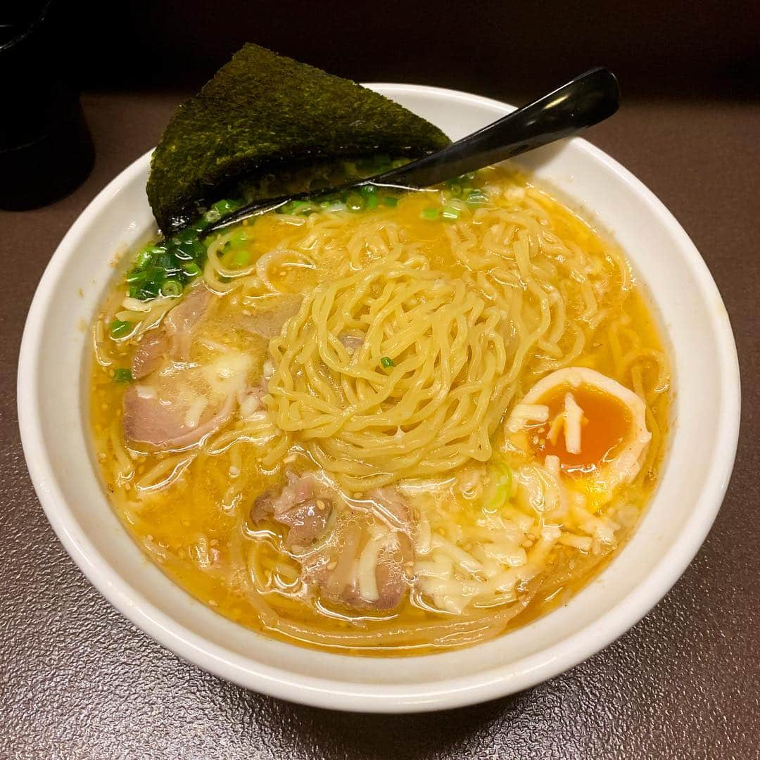 アレックス・シブタニさんのインスタグラム写真 - (アレックス・シブタニInstagram)「Have you tried ramen... with cheese? 🍜🧀 #ShibSibsSuggest」4月6日 9時03分 - shibsibs