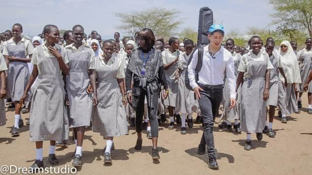 雅-MIYAVI-さんのインスタグラム写真 - (雅-MIYAVI-Instagram)「We visited the school which UNHCR Special Envoy Angelina Jolie supported to build. The girls showed me their cool dance and we sang all together in the end. Such a special moment. I was really moved by the words the principal proudly spoken to us “For these girls who have no peace at their home and place they are from, this school is their home.” They are beautiful and strong ladies. Also thanks Mari and Mohamud for accompanying us. © DreamStudioKenya  UNHCR 特使であるアンジェリーナジョリー氏のサポートのもと建設された女学校へ。曲に合わせて踊りを披露してくれて最後はみんなで大合唱！「家庭や生まれた場所に帰れない彼女たちにとって、ここ（学校）が彼女たちのホーム（家）なのです。彼女たちのことを誇りに思います。」生徒を誇らしく語る校長先生の言葉が強く心に残りました。みんな、本当に、まっすぐで、素晴らしい女性達に育っています。」4月6日 9時02分 - miyavi_ishihara