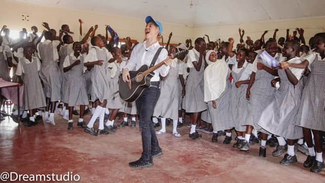 雅-MIYAVI-さんのインスタグラム写真 - (雅-MIYAVI-Instagram)「We visited the school which UNHCR Special Envoy Angelina Jolie supported to build. The girls showed me their cool dance and we sang all together in the end. Such a special moment. I was really moved by the words the principal proudly spoken to us “For these girls who have no peace at their home and place they are from, this school is their home.” They are beautiful and strong ladies. Also thanks Mari and Mohamud for accompanying us. © DreamStudioKenya  UNHCR 特使であるアンジェリーナジョリー氏のサポートのもと建設された女学校へ。曲に合わせて踊りを披露してくれて最後はみんなで大合唱！「家庭や生まれた場所に帰れない彼女たちにとって、ここ（学校）が彼女たちのホーム（家）なのです。彼女たちのことを誇りに思います。」生徒を誇らしく語る校長先生の言葉が強く心に残りました。みんな、本当に、まっすぐで、素晴らしい女性達に育っています。」4月6日 9時02分 - miyavi_ishihara