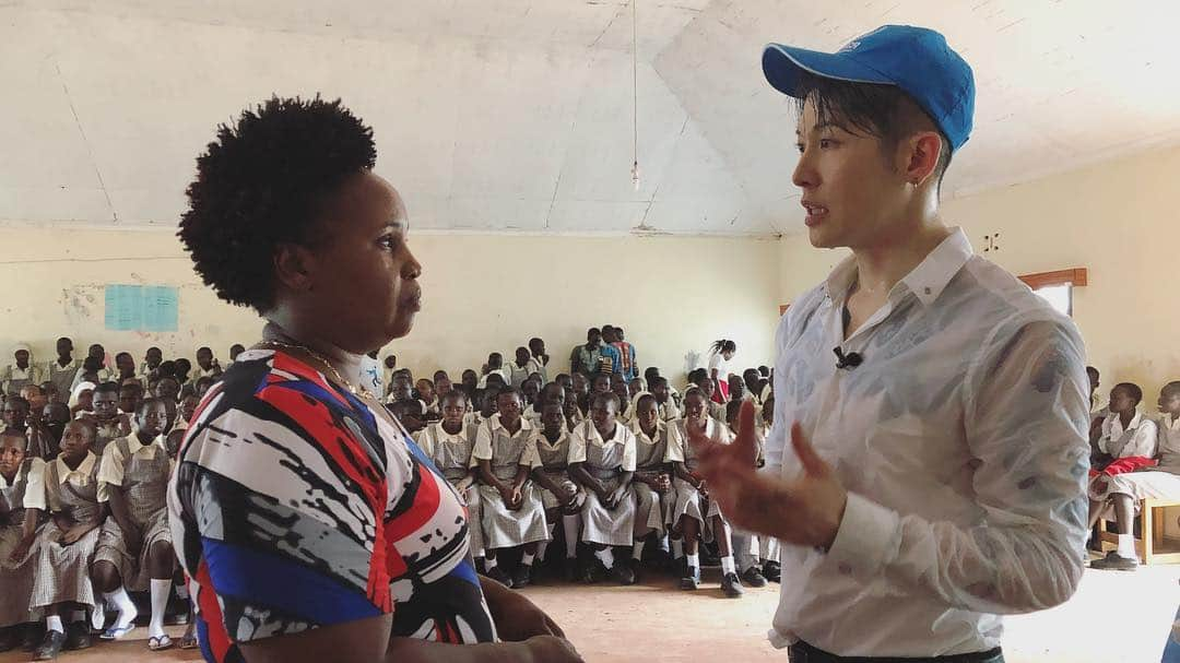 雅-MIYAVI-さんのインスタグラム写真 - (雅-MIYAVI-Instagram)「We visited the school which UNHCR Special Envoy Angelina Jolie supported to build. The girls showed me their cool dance and we sang all together in the end. Such a special moment. I was really moved by the words the principal proudly spoken to us “For these girls who have no peace at their home and place they are from, this school is their home.” They are beautiful and strong ladies. Also thanks Mari and Mohamud for accompanying us. © DreamStudioKenya  UNHCR 特使であるアンジェリーナジョリー氏のサポートのもと建設された女学校へ。曲に合わせて踊りを披露してくれて最後はみんなで大合唱！「家庭や生まれた場所に帰れない彼女たちにとって、ここ（学校）が彼女たちのホーム（家）なのです。彼女たちのことを誇りに思います。」生徒を誇らしく語る校長先生の言葉が強く心に残りました。みんな、本当に、まっすぐで、素晴らしい女性達に育っています。」4月6日 9時02分 - miyavi_ishihara