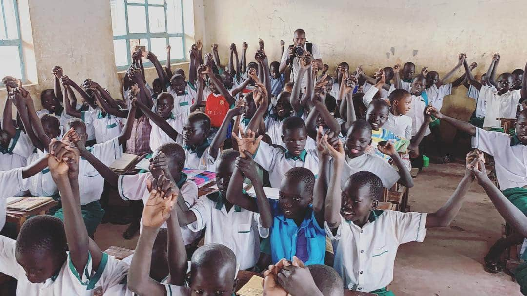 雅-MIYAVI-さんのインスタグラム写真 - (雅-MIYAVI-Instagram)「Hands To Hold! Some schools have over 200 students in EACH class. They still need to have more school for appropriate education. Right education system is everything for those young kids who make our future. We also respect all the young teachers who teach them in these circumstances.  いくつかの学校では、ひとクラス２００人（！）を超える所も。僕たちの未来を作っていく子供たちにとって、もっと良い教育を受けられる環境がまだまだ必要です。厳しい環境の中、指導する若い先生たちに最大級のリスペクトを。」4月6日 9時04分 - miyavi_ishihara