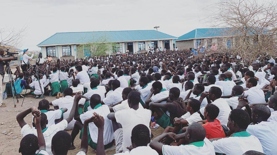 雅-MIYAVI-さんのインスタグラム写真 - (雅-MIYAVI-Instagram)「Hands To Hold! Some schools have over 200 students in EACH class. They still need to have more school for appropriate education. Right education system is everything for those young kids who make our future. We also respect all the young teachers who teach them in these circumstances.  いくつかの学校では、ひとクラス２００人（！）を超える所も。僕たちの未来を作っていく子供たちにとって、もっと良い教育を受けられる環境がまだまだ必要です。厳しい環境の中、指導する若い先生たちに最大級のリスペクトを。」4月6日 9時04分 - miyavi_ishihara