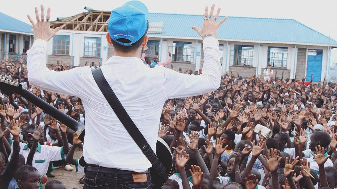 雅-MIYAVI-さんのインスタグラム写真 - (雅-MIYAVI-Instagram)「Hands To Hold! Some schools have over 200 students in EACH class. They still need to have more school for appropriate education. Right education system is everything for those young kids who make our future. We also respect all the young teachers who teach them in these circumstances.  いくつかの学校では、ひとクラス２００人（！）を超える所も。僕たちの未来を作っていく子供たちにとって、もっと良い教育を受けられる環境がまだまだ必要です。厳しい環境の中、指導する若い先生たちに最大級のリスペクトを。」4月6日 9時04分 - miyavi_ishihara